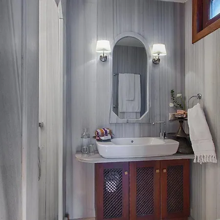 Szálloda Empress Zoe 4*